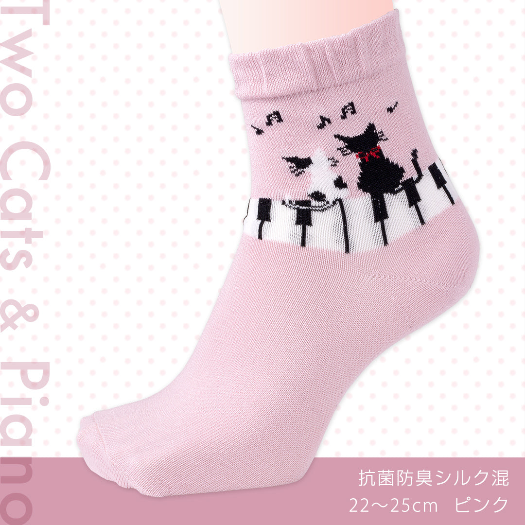靴下 抗菌防臭シルク混 ピアノに2匹のねこ 22~25cm ピンク