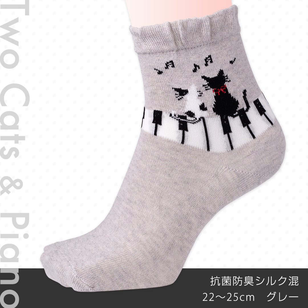 靴下 抗菌防臭シルク混 ピアノに2匹のねこ 22~25cm グレー