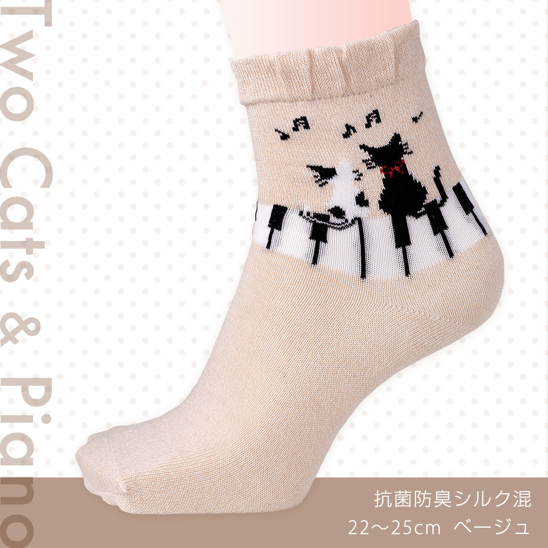 靴下 抗菌防臭シルク混 ピアノに2匹のねこ 22~25cm ベージュ